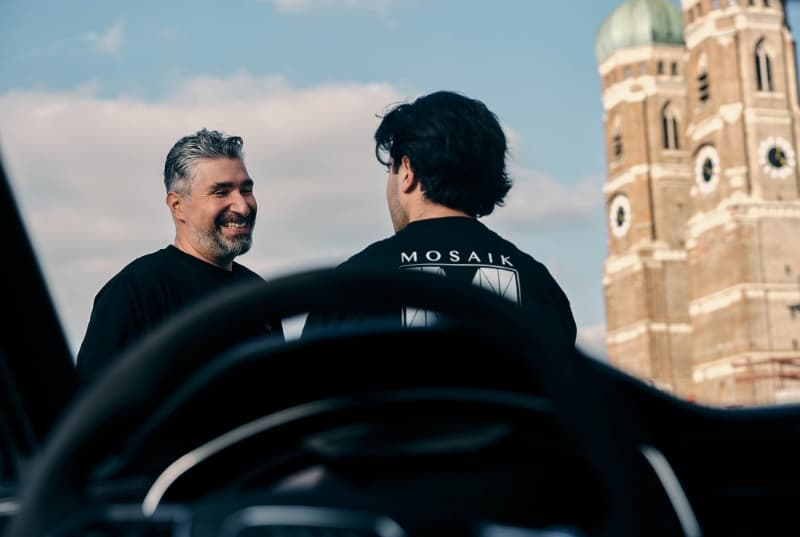 Gründer Renan Serien lächelnd aus Sicht des Fahrzeuges vor der Frauenkirche in München